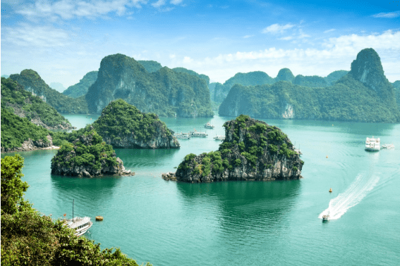 Vietnamese tourism in Halong Bay 2023